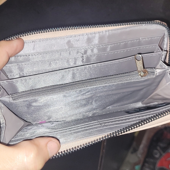 Nwot Kenneth Cole Reaction wallet - Picture 3 of 3